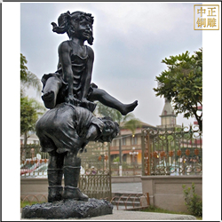 兩個小孩玩耍銅雕塑 兩個小孩玩耍銅雕塑